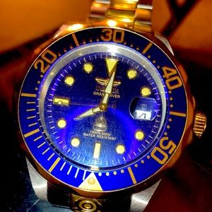 Worn a few time basically brand new Paid 250$ for it, want at least 200$